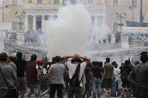 Manifestantes ante el parlamento griego, en Atenas, Grecia. Manifestantes ante el parlamento griego, en Atenas, Grecia.