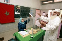 Un marroquí vota en el referéndum.