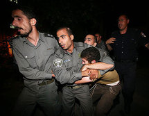La policía detiene a un joven, en los disturbios en protesta por la detención del rabino Dov Lior. La policía detiene a un joven, en los disturbios en protesta por la detención del rabino Dov Lior.