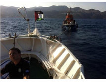 El barco canadiense Tahrir, remolcado por guardacostas griegos. El barco canadiense Tahrir, remolcado por guardacostas griegos.