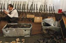 Un periodista fotografía armas incautadas a un barco, destinadas a los rebeldes, en Trípoli, Libia. Un periodista fotografía armas incautadas a un barco, destinadas a los rebeldes, en Trípoli, Libia.