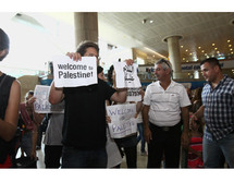 Activistas israelíes en el aeropuerto de Tel Aviv.