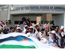 Manifestantes ante la embajada estadounidense en Damasco, Siria.