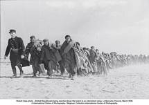 Exiliados republicanos españoles marchan a un campo de concentración en marzo de 1939, en el sur de Francia