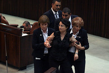 La diputada palestina Hanin Zoabi es expulsada del parlamento israelí.