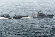 Los barcos israelíes rodean al barco francés. Los barcos israelíes rodean al barco francés.