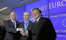 De izquierda a derecha, Papandreu, Van Rompuy y Durao Barroso.