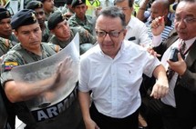 Emilio Palacio. Emilio Palacio.