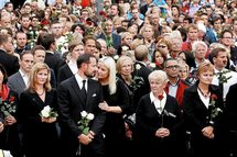 El príncipe de Noruega, en el funeral por las víctimas.