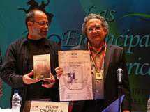 Ricardo Piglia, a la derecha, al recibir el premio.