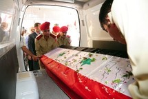 Un ataud, con el cadáver de un soldado sirio, es llevado al cementerio.