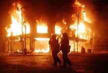 Policías antidisturbios, ante un incendio. Policías antidisturbios, ante un incendio.