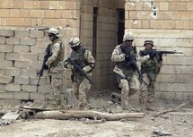 Soldados estadounidenses en Faluja, Irak.