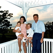 Jacqueline y John F. Kennedy, con sus hijos.