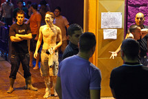Jóvenes cerca de una disocteca en Lloret. Jóvenes cerca de una disocteca en Lloret.