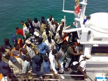 Italia: llegan 1.600 inmigrantes en 24 horas a la isla italiana de Lampedusa