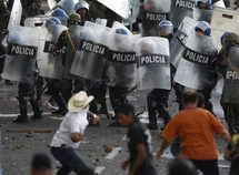 Enfrentamientos entre policías y manifestantes en el Valle del Aguán, Honduras. Enfrentamientos entre policías y manifestantes en el Valle del Aguán, Honduras.