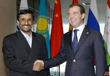 Mahmud Ahmadinijad, izquierda y Dmitri Medvedev, a la derecha.