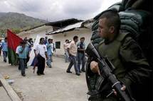 Un policía observa una marcha indígena en Toribio, Colombia. Un policía observa una marcha indígena en Toribio, Colombia.