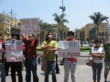 Estudiantes de la PUCP protestan contra Cipriani y el Opus Dei.