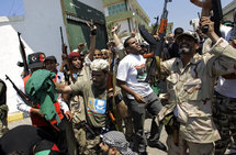 Los rebeldes celebran la conquista en Tripoli, Libia.