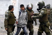 Carabineros chilenos detienen a un manifestante. Carabineros chilenos detienen a un manifestante.