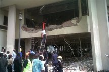 Equipos de rescate en el lugar de la explosión en Abuja, Nigeria. Equipos de rescate en el lugar de la explosión en Abuja, Nigeria.