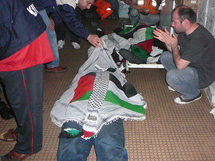 El cadáver de uno de los turcos asesinados por los israelíes. El cadáver de uno de los turcos asesinados por los israelíes.