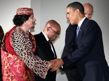 Muammar Al Gadafi y Barak Obama. Muammar Al Gadafi y Barak Obama.