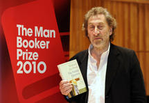 El ganador del año pasado, Howard Jacobson.