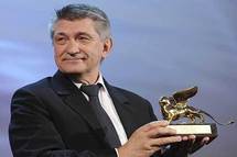 Alexandre Sokurov, al recoger el León de oro.