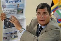 Rafael Correa, sosteniendo un ejemplar de El Universo.