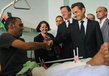 David Cameron y Nicolas Sarkozy, en un hospital en Trípoli, Libia. David Cameron y Nicolas Sarkozy, en un hospital en Trípoli, Libia.