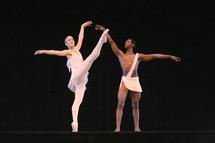 El ballet de Camagüey, representando La llama de París.