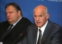 El presidente del gobierno griego, Papandreou-derecha-y el ministro de economía, Venizelos.