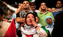 Mujer palestina llora, en Ramalá, oyendo el discurso.
