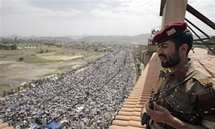 Un soldado observa una manifestación pidiendo la dimisión de Saleh, en Yemen. Un soldado observa una manifestación pidiendo la dimisión de Saleh, en Yemen.
