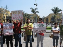 Estudiantes manifestándose contra Cipriani y el Opus Dei. Estudiantes manifestándose contra Cipriani y el Opus Dei.