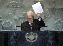 Mahmud Abbas, en la ONU, en Nueva York, mostrando la petición de ingreso de Palestina.