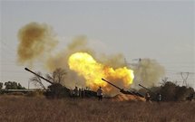 Milicianos del CNT disparan cañones contra la ciudad de Sirte, Libia. Milicianos del CNT disparan cañones contra la ciudad de Sirte, Libia.