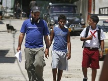 Ian Padrón, con los niños Andy y Ernesto, protagonistas de la película Habanastation.