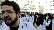 Médicos bahreínies, concentrándose en un hospital para ir a protestar ante el tribunal.