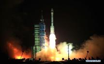 El cohete Larga Marcha 2F, que transporta a la nave Tiangong-1, despega. El cohete Larga Marcha 2F, que transporta a la nave Tiangong-1, despega.
