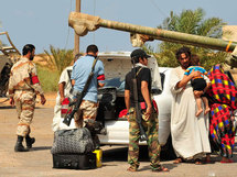 Ciudadanos libios, saliendo de Sirte. Ciudadanos libios, saliendo de Sirte.