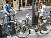 Varios usuarios cogen bicicletas, en Londres.