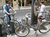 Varios usuarios cogen bicicletas, en Londres. Varios usuarios cogen bicicletas, en Londres.