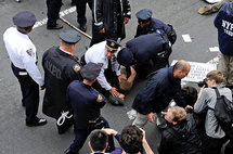 Policías deteniendo a un manifestante, en el puente de Brooklyn, en Nueva York.