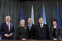 Los representantes del cuarteto, de izquierda a derecha, Blair, enviado de la ONU, Rodham Clinton, de EE UU, Lavrov, de Rusia, Ban, de la ONU y Ashton, de la UE.