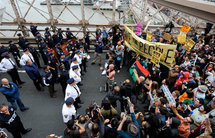 Manifestantes en el puente de Brooklyn, ayer sábado, en Nueva York.