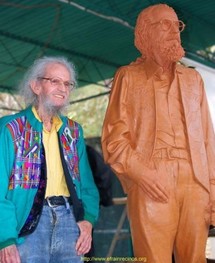 Efraín Recinos, junto a la estatua en su honor